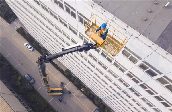 曲臂式高空作業車